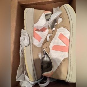 New and Never Worn Veja V-10